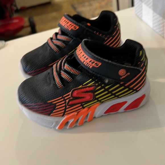 Toddler sketchers light up sneakers - Picture 5 of 6